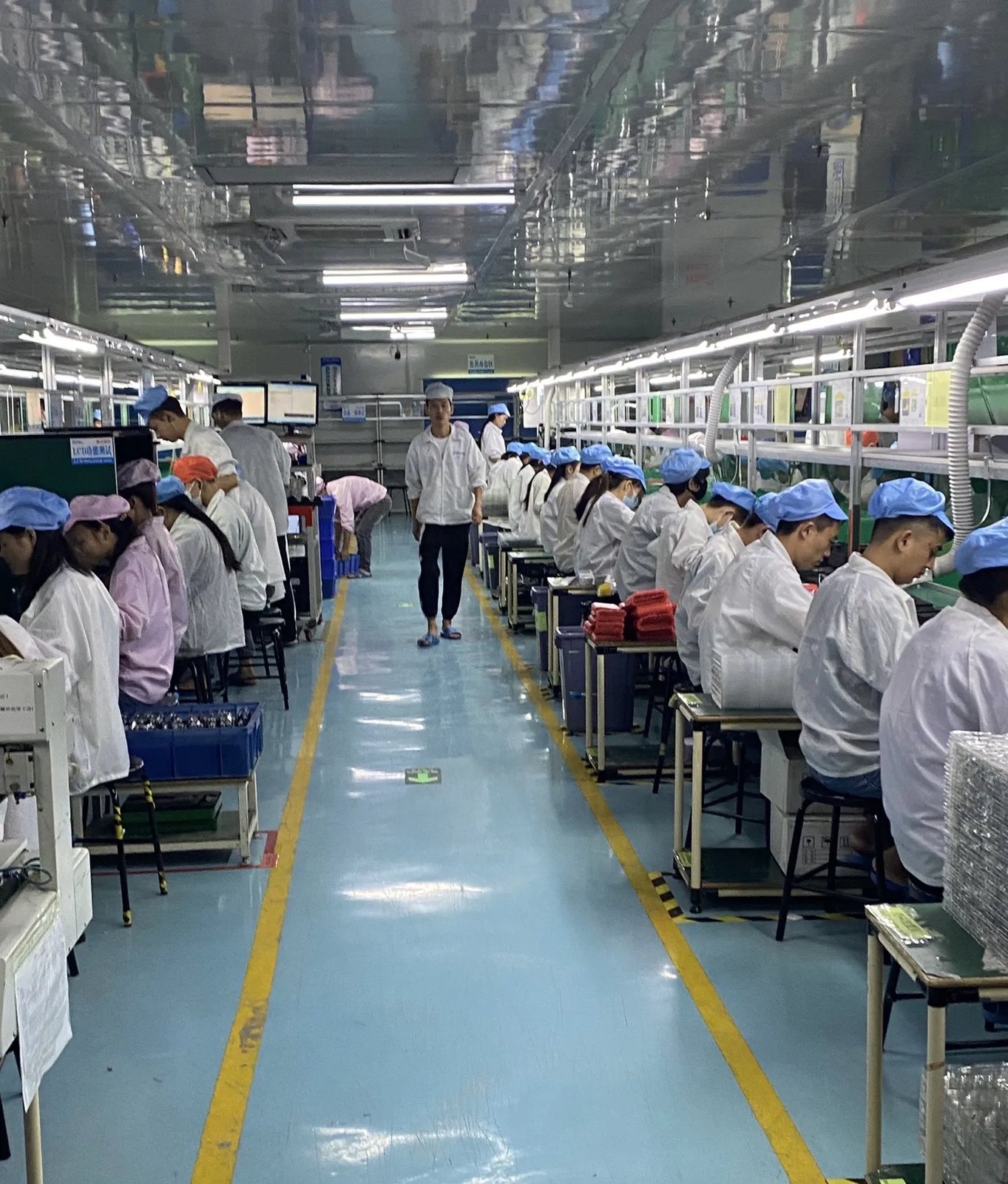 Assembly stations on the production line